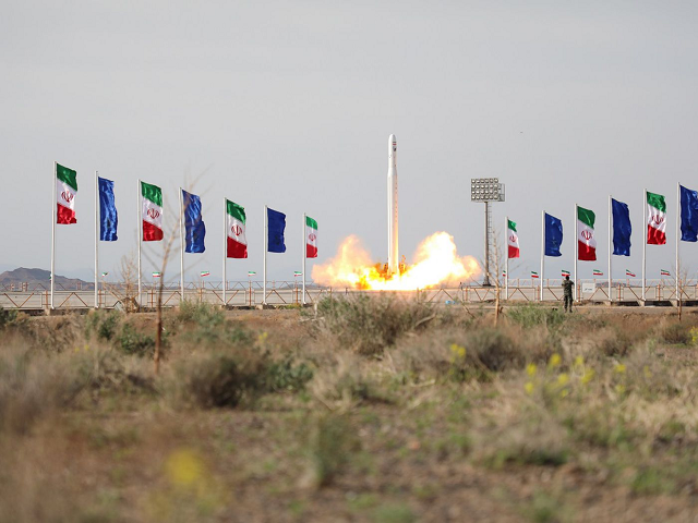 Tên lửa mang theo vệ tinh của Iran được phóng vào tháng 4 năm 2020.