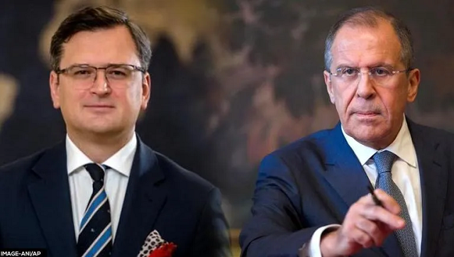 Bộ trưởng Ngoại giao Ukraine Dmytro Kuleba và người đồng cấp Nga Sergey Lavrov (phải).
