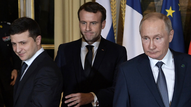 Tổng thống Ukraine Zelensky (trái), Tổng thống Pháp Emmanuel (giữa) và Tổng thóng Nga Putin.