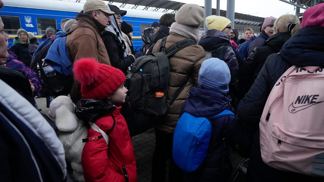 Người dân sơ tán trong cuộc tấn công của Nga vào Ukraine.