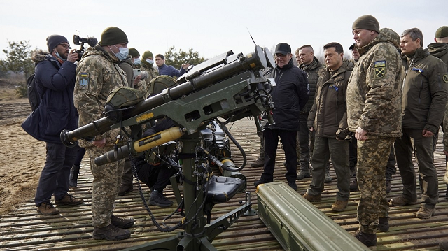 Tổng thống Ukraine Zelensky kiểm tra vũ khí phòng không trong một cuộc tập trận.