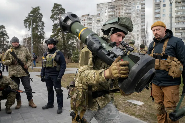 Một thành viên Lực lượng Phòng vệ Lãnh thổ Ukraine cầm vũ khí chống tăng NLAW, ở ngoại ô Kiev.