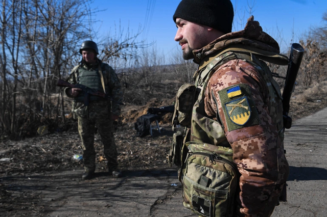 Binh sĩ Ukraine tuần tra trên con đường gần Kharkiv ở Ukraine.