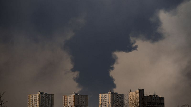 Khói bốc lên sau một trận tấn công của Nga ở ngoại ô Kyiv, Ukraine, ngày 25/3/2022.