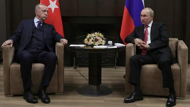 Tổng thống Thổ Nhĩ Kỳ Recept Tayyip Erdogan và người đồng cấp Nga Putin (phải).