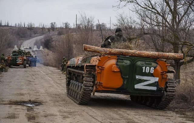 Quân nhân thuộc lực lượng dân quân Cộng hòa Nhân dân Donetsk (DPR) ngồi trên xe bọc thép trên một con đường bên ngoài Mariupol, Ukraine.