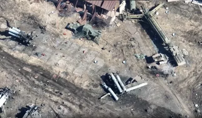 Hệ thống phòng không S-300 của Ukraine bị phá hủy.