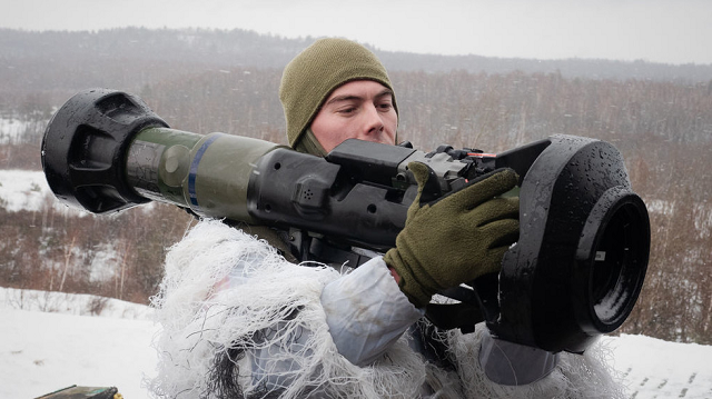 Một binh sĩ của quân đội Ukraine huấn luyện với hệ thống tên lửa chống tăng NLAW của Anh ở Starychi, Ukraine.