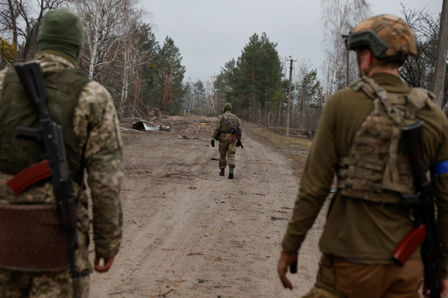 Các quân nhân Ukraine tuần tra ở khu vực Kiev.
