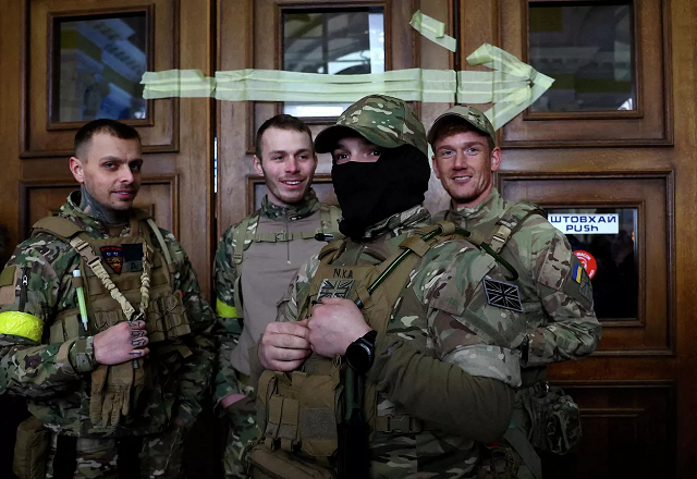 4 chiến binh nước ngoài từ Anh trước khi lên đường tới Ukraine sau khi Nga mở cuộc tấn công.