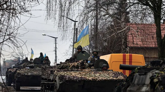 Binh lính Ukraine trên xe tăng trên đường phố Bucha, thuộc vùng Kiev 