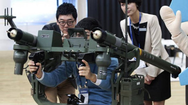 Một nhân viên của công ty Hàng không Vũ trụ và Quốc phòng Hàn Quốc vận hành "Chiron", một loại tên lửa đất đối không.