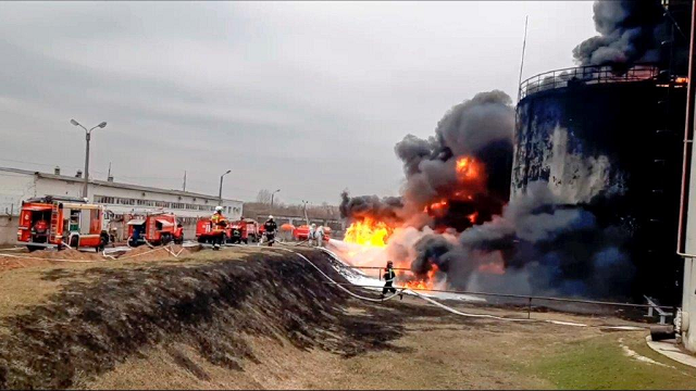 Cơ sở lưu trữ dầu ở thành phố Belgorod của Nga bị cháy sau cuộc không kích của Ukraine.