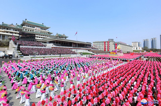 Biển người tham dự lễ kỷ niệm 110 năm ngày sinh cố Chủ tịch Kim Nhật Thành.