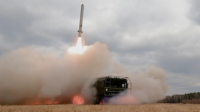 Bệ phóng tên lửa đạn đạo tầm ngắn di động Iskander có khả năng hạt nhân của Nga.