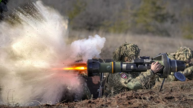 Một binh sĩ Ukraine bắn vũ khí chống tăng NLAW trong cuộc tập trận ở vùng Donetsk.