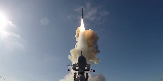 Một tên lửa Kalibr do tàu chiến Nga bắn.