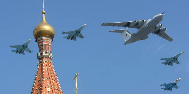 Một máy bay Il-80 của Nga và máy bay chiến đấu MiG-29 bay qua nhà thờ St. Basil trong lễ duyệt binh Ngày Chiến thắng ở Moscow, ngày 9/5/2010.