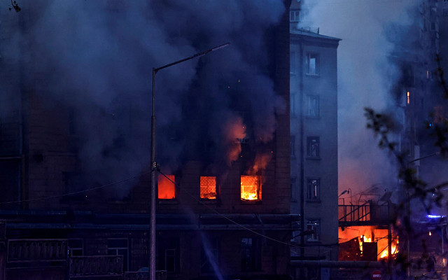Tòa nhà ở Kiev bốc cháy sau khi những tiếng nổ vang lên.