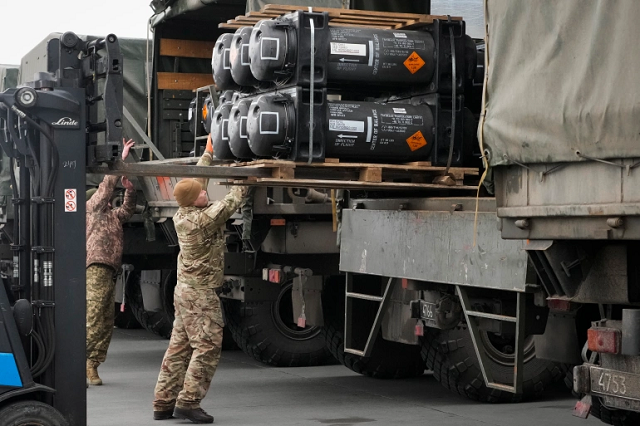 Quân nhân Ukraine chất tên lửa chống tăng Javelin, được giao trong khuôn khổ hỗ trợ an ninh của Hoa Kỳ cho Ukraine, vào một xe tải quân sự tại sân bay Boryspil, ngoại ô Kiev, Ukraine. (Ảnh: AP)