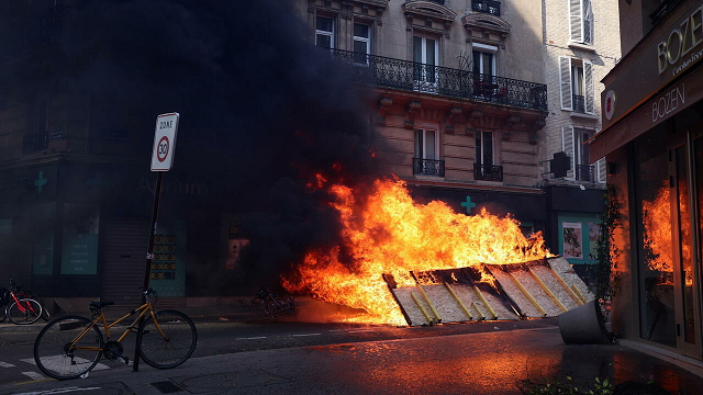 Người biểu tình đốt phá tại Pháp.