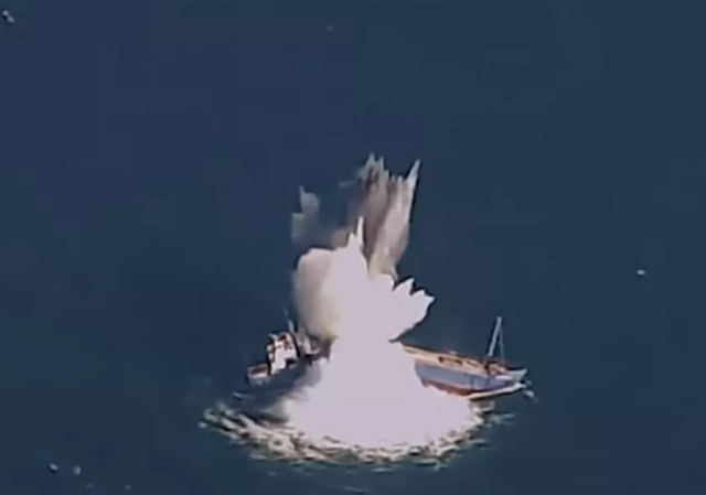 Hình ảnh Không quân Mỹ thử nghiệm phá tàu chiến.