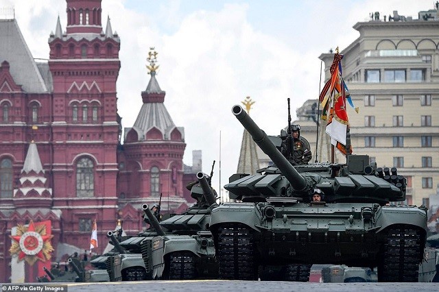 Xe tăng Nga trong lễ duyệt binh.