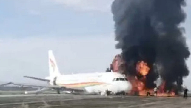 Máy bay Trung Quốc bốc cháy khi cất cánh. (Ảnh: SCMP).