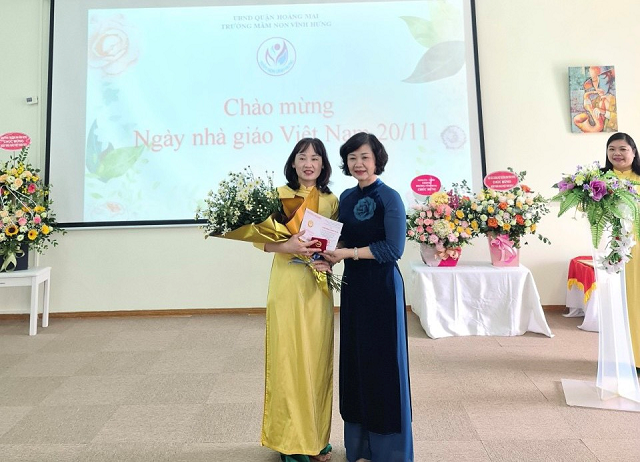 Cô giáo Nguyễn Thị Minh Phượng vinh dự được hiệu trưởng nhà trường trao tặng kỷ niện trương vì sự nghiệp giáo dục với 20 năm công tác.
