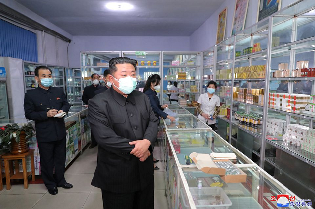Nhà lãnh đạo Triều Tiên Kim Jong un đến các hiệu thuốc nằm gần sông Taedong ở Bình Nhưỡng để tìm hiểu về việc cung cấp và mua bán thuốc.