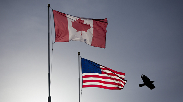 Quốc kỳ Canada và Mỹ.
