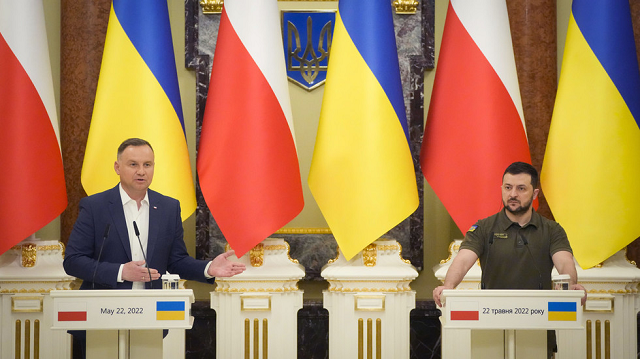 Tổng thống Ukraine Zelensky, phải và Tổng thống Ba Lan Andrzej Duda, tham dự một cuộc họp báo ở Kiev, Ukraine vào ngày 22 tháng 5 năm 2022.