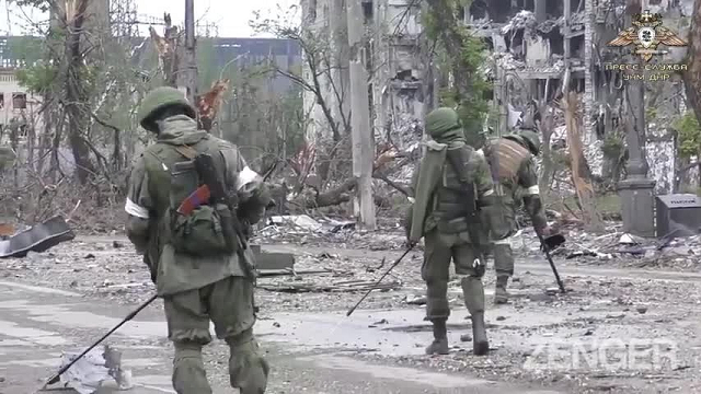 Công binh Nga rà phá bom mìn tại Azovstal.