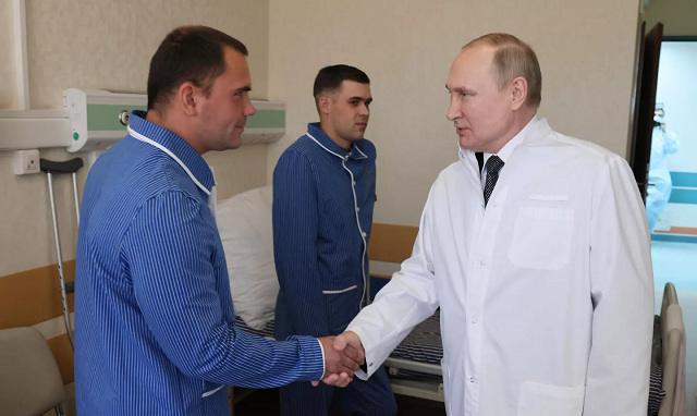 Tổng thống Putin thăm binh sĩ Nga bị thương.