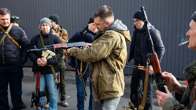 Các thành viên của Lực lượng Phòng vệ Lãnh thổ của Ukraine nhận vũ khí.
