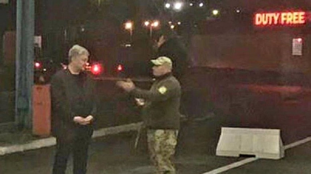 Bức ảnh được đăng trên Telegram cho thấy một người đàn ông giống ông Poroshenko đang nói chuyện với một số nhân viên hải quan.