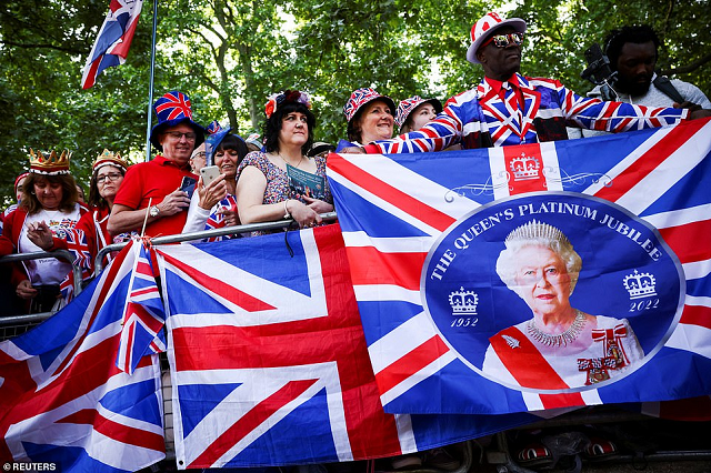 Người dân Anh tham gia lễ hội mừng Đại lễ Bạch kim của Nữ hoàng Anh.