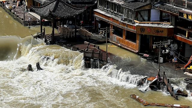 Lượng mưa lịch sử đã đổ xuống thị trấn cổ Phượng Hoàng ở tỉnh Hồ Nam, miền Trung Trung Quốc. (Ảnh AP).