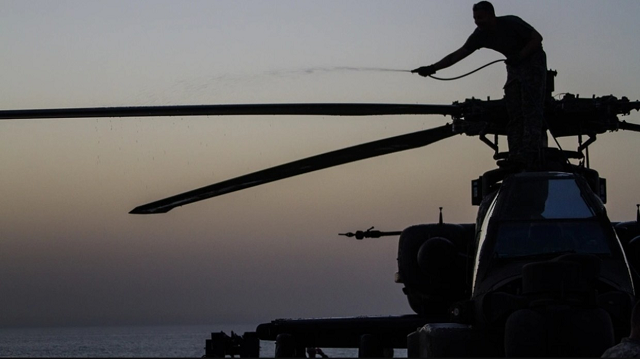 Binh sĩ Mỹ làm sạch máy bay trực thăng.