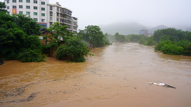 Mưa lớn gây lũ lụt ở Trung Quốc.