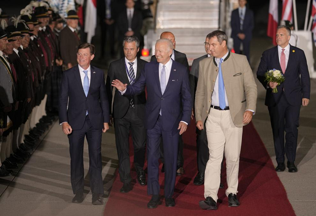 Tổng thống Joe Biden đến Sân bay Franz-Josef-Strauss gần Munich, Đức ngày 25 tháng 6 năm 2022, trước thềm hội nghị thượng đỉnh G7.