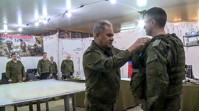 Bộ trưởng Quốc phòng Nga Sergey Shoigu kiểm tra binh sĩ tham gia vào chiến dịch quân sự ở Ukraine