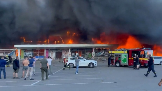 Cháy tại trung tâm mua sắm Amstor ở Kremenchug. Ảnh chụp màn hình từ clip do Tổng thống Zelensky công bố.