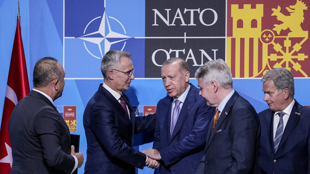 Tổng thống Thổ Nhĩ Kỳ Recep Tayyip Erdogan (giữa) bắt tay Tổng thư ký NATO Jens Stoltenberg tại Madrid, Tây Ban Nha.