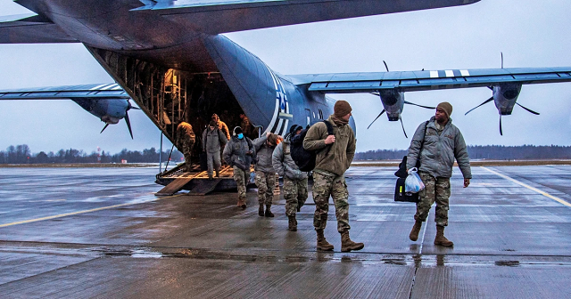 Phi công Hoa Kỳ đến Căn cứ Không quân Amari, Estonia, ngày 24 tháng 1 năm 2022