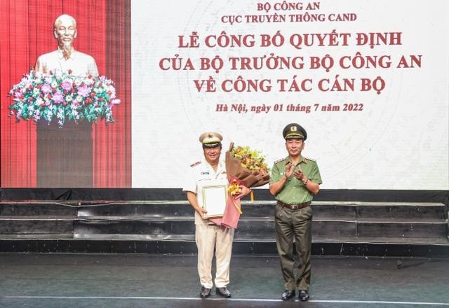 Thứ trưởng Trần Quốc Tỏ trao quyết định và chúc mừng tân Cục trưởng Cục Truyền thông CAND, Thiếu tướng Đỗ Triệu Phong.