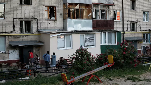 Ban công của một tòa nhà dân cư ở Belgorod bị hư hỏng sau vụ không kích.