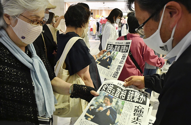 Người Nhật đọc tin tức về vụ bắn cựu Thủ tướng Shinzo Abe trên báo.