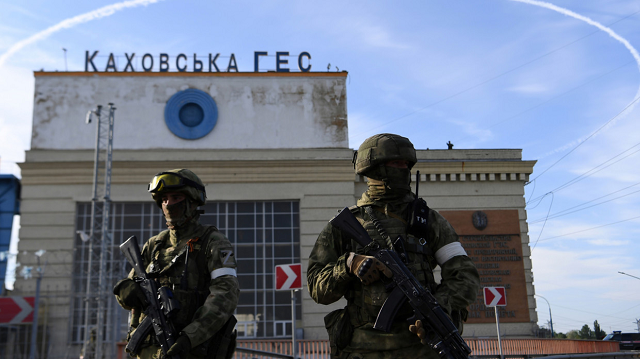 Quân nhân Nga gần tòa nhà thủy điện Kakhovskaya.
