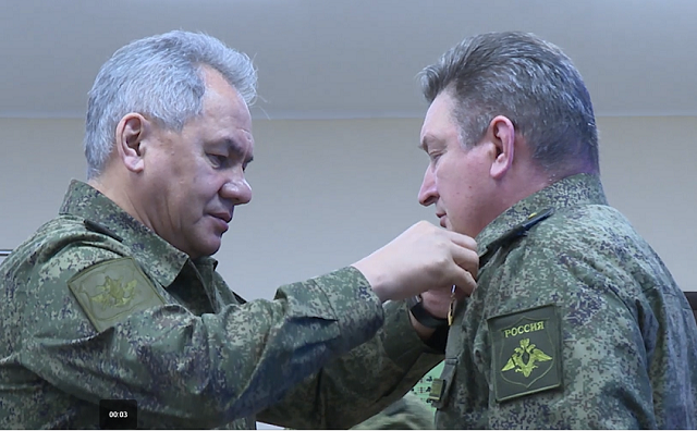 Bộ trưởng Quốc phòng Nga Shoigu trao huy chương cho các tướng lĩnh.